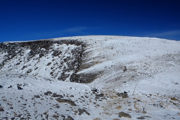 少し下ってから硫黄岳山頂を振り返る。点々とケルンが道を示している。